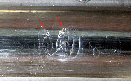 照片1-4 - 在轨道中心的球行程轨迹中发生微裂纹